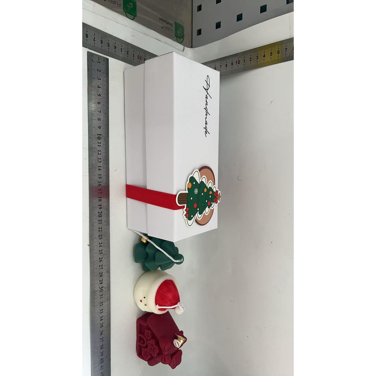 Lumanari Parfumate de Craciun, Flippy, GIFT BOX din 3 Lumanari din Ceara de Soia, Model C Om de Zapada, Brad, Casuta, 22.5 x 9.5 x 9 cm, Multicolor - vivimall.ro