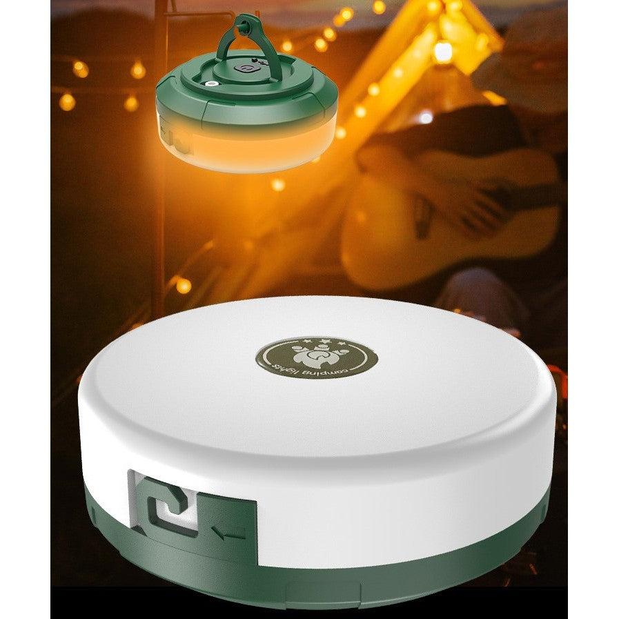 Lampă LED camping alb-verde aprinsă noaptea în exterior, ambient decorativ, vedere lifestyle