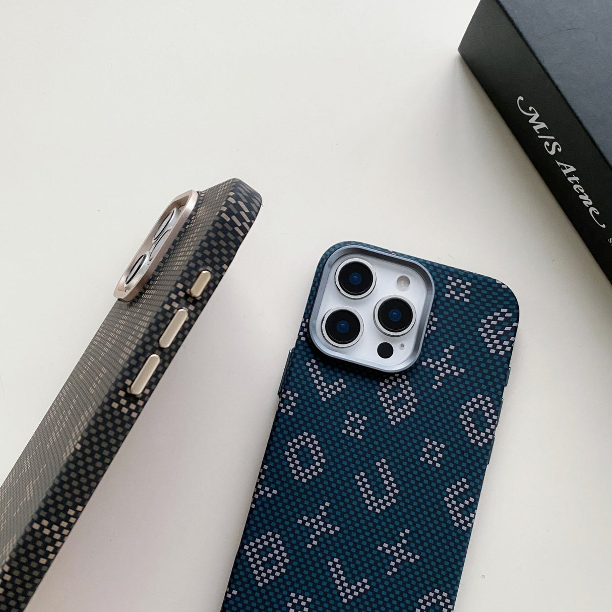 Carcasa Magentica, Vivimall, din Fibra de Carbon, pentru iPhone 15 Pro, Portocaliu - vivimall.ro