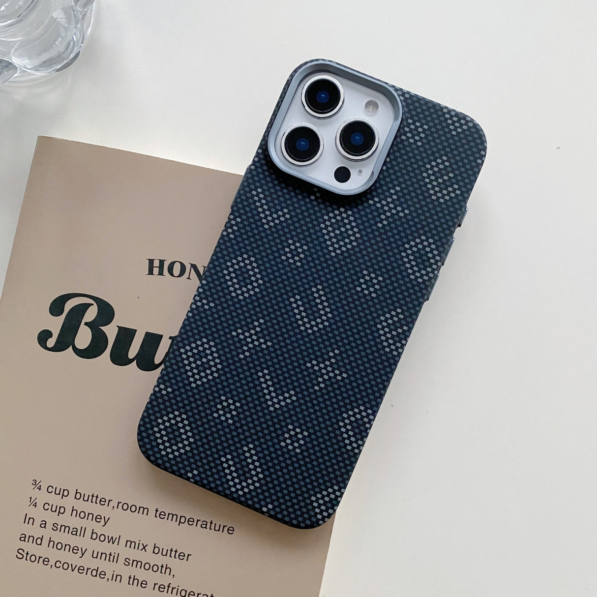 Carcasa Magentica, Vivimall, din Fibra de Carbon, pentru iPhone 15 Pro, Portocaliu - vivimall.ro