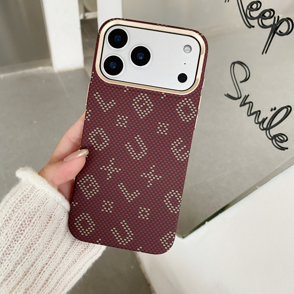 Carcasa Magentica, Vivimall, din Fibra de Carbon, pentru iPhone 16 Pro Max, Portocaliu - vivimall.ro