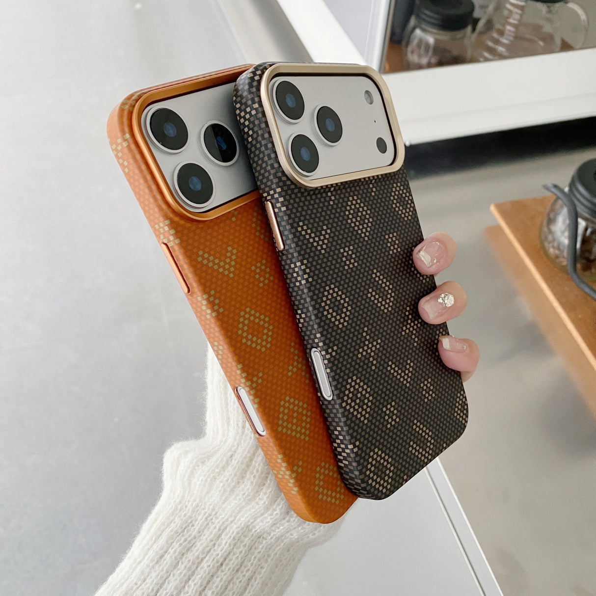 Carcasa Magentica, Vivimall, din Fibra de Carbon, pentru iPhone 15, Portocaliu - vivimall.ro