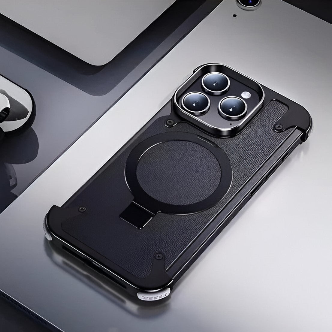 Husă MagSafe iPhone 15 Pro Max neagră, detaliu inel rotativ 360 grade și ramă metalică laterală