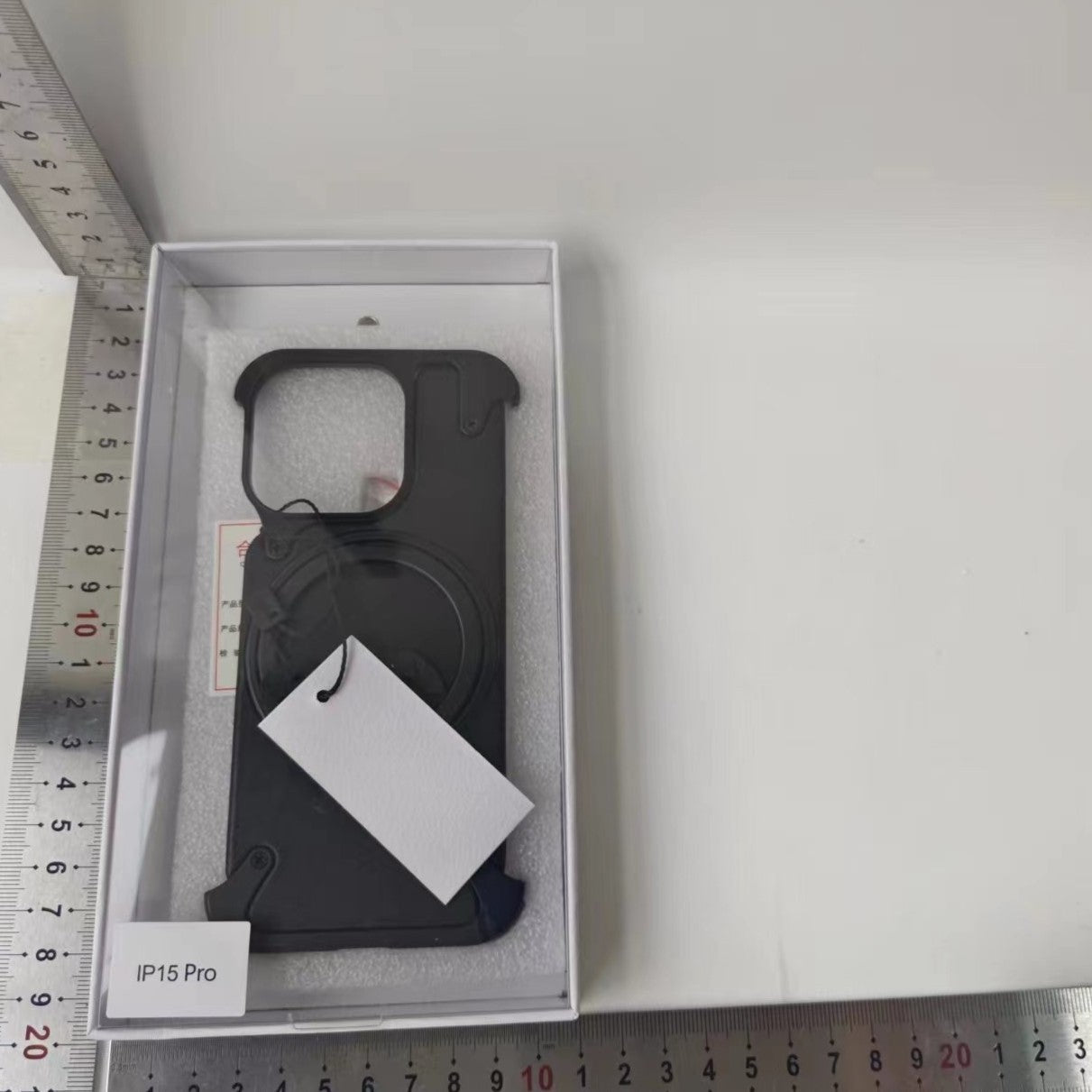 Set husă iPhone 15 Pro neagră cu inel magnetic rotativ 360 și ramă metalică, vedere de ansamblu