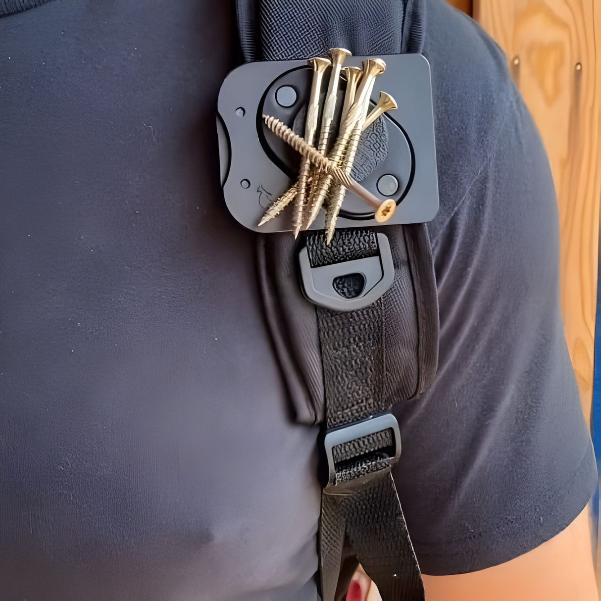 Suport magnetic metalic Flippy pentru electricieni și instalatori, vedere laterală