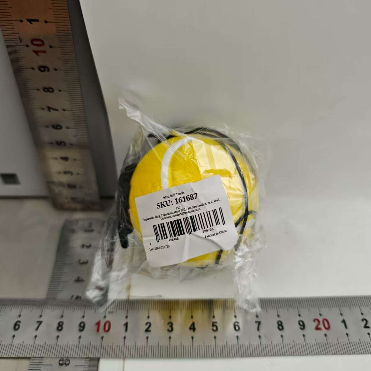 Minge Space Moon Ball galben 66 mm ținută în mână, demonstrație dimensiune și grip, jucărie copii
