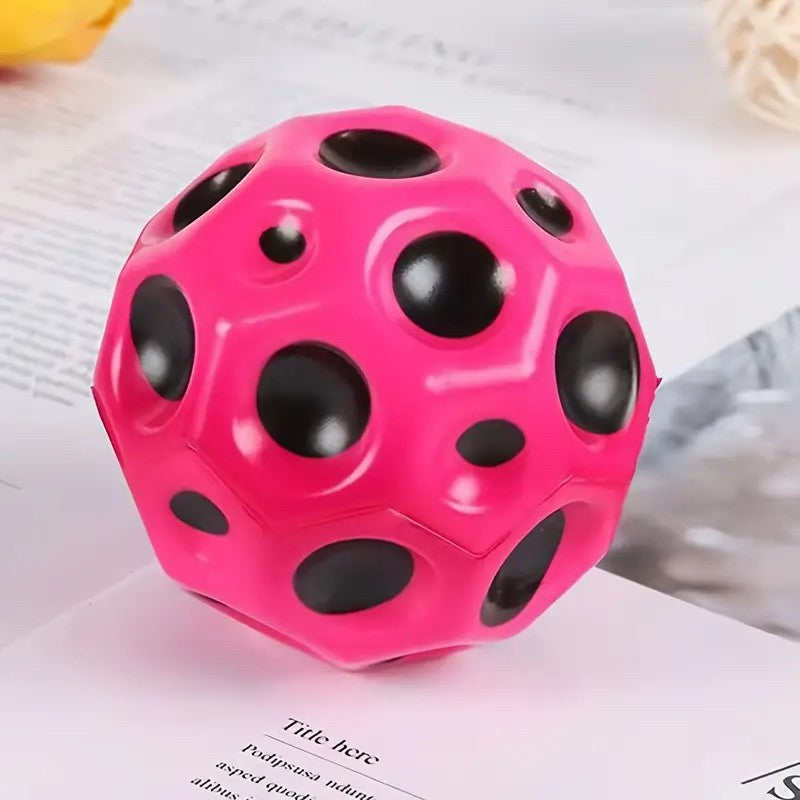 Minge antistres Space Moon Ball roz ținută în palmă, perspectivă laterală, diametru 66 mm