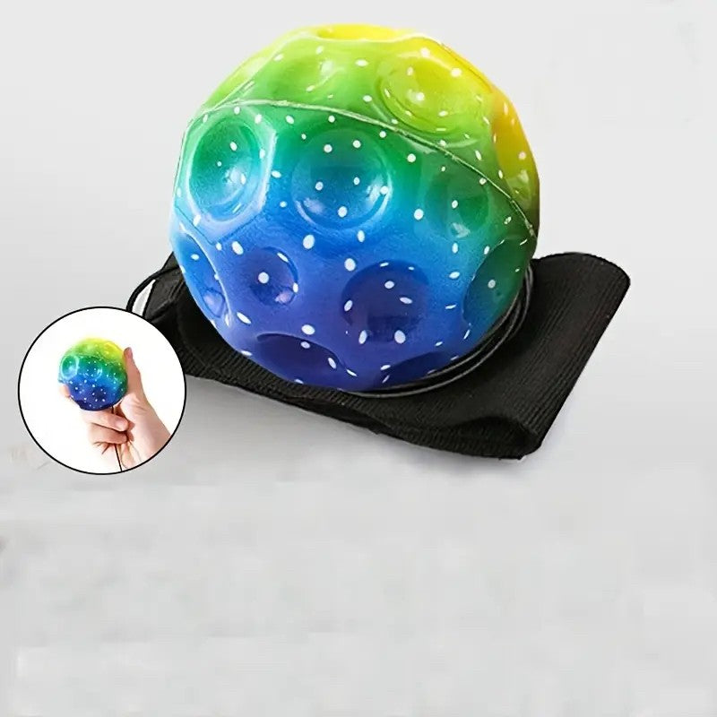 Minge antistres hiperelastică verde 66 mm ținută în palmă, demonstrație dimensiune și elasticitate