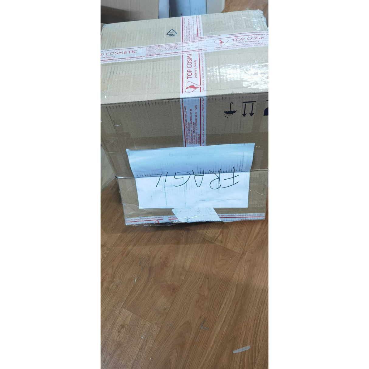 Mini frigider cosmetice, Vivimall, dubla functie de incalzire/racire, portabil, Exterior -19x28x26 cm, Interior - 14x24x15, cm 8L, gold, Resigilat - vivimall.ro