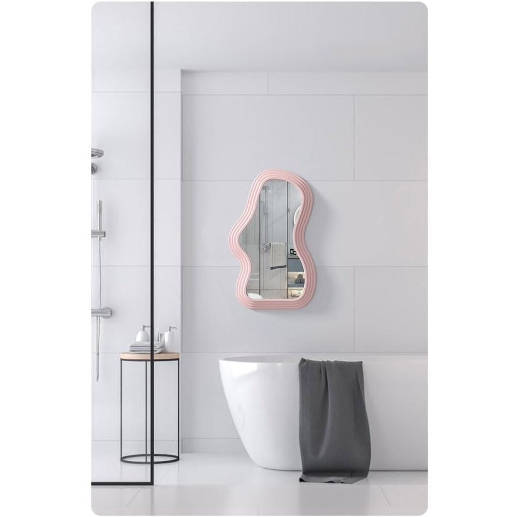 Oglindă asimetrică roz montată pe perete în dormitor, design minimalist contemporan