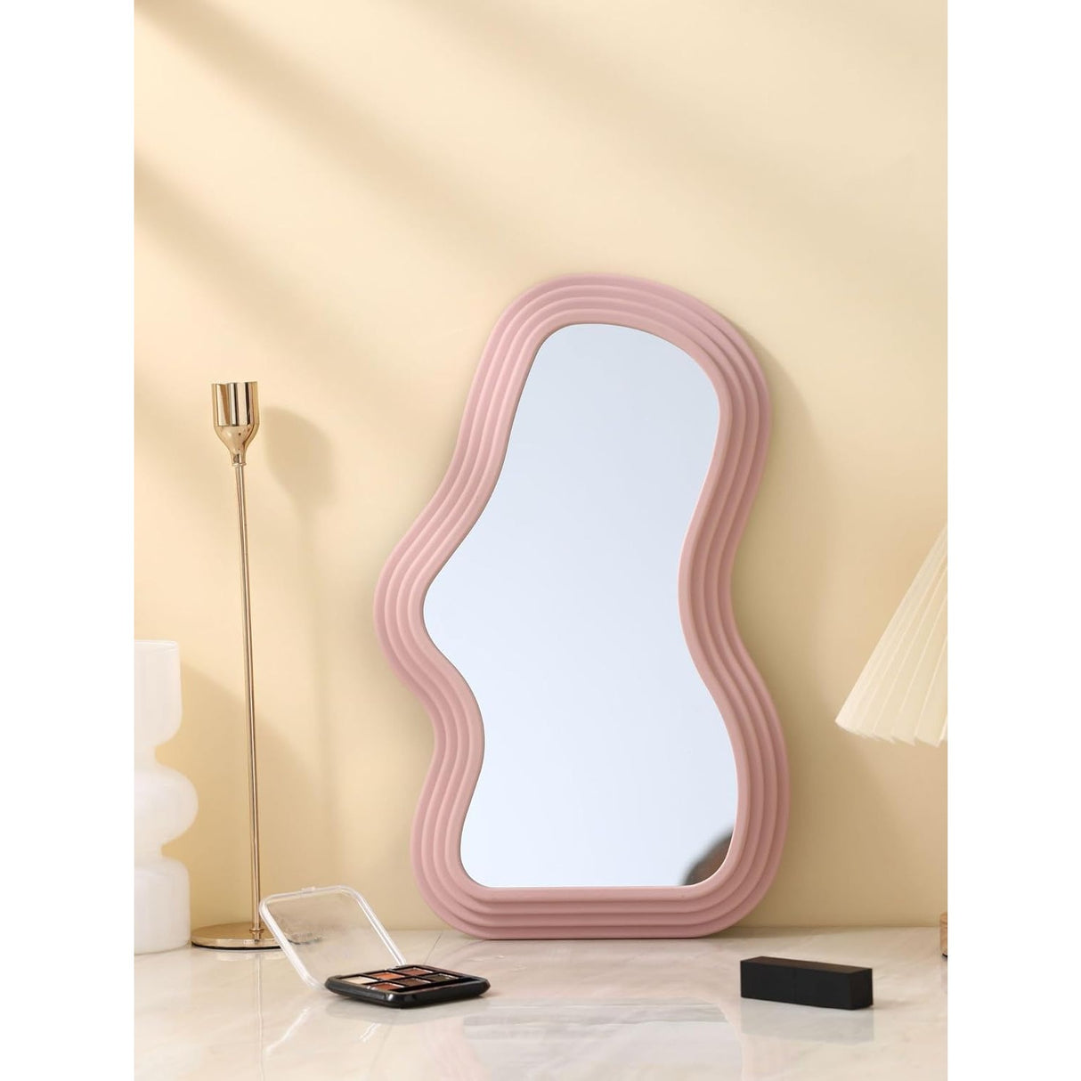 Oglindă de perete roz în baie, formă asimetrică 40.3x26 cm, accesoriu decorativ modern