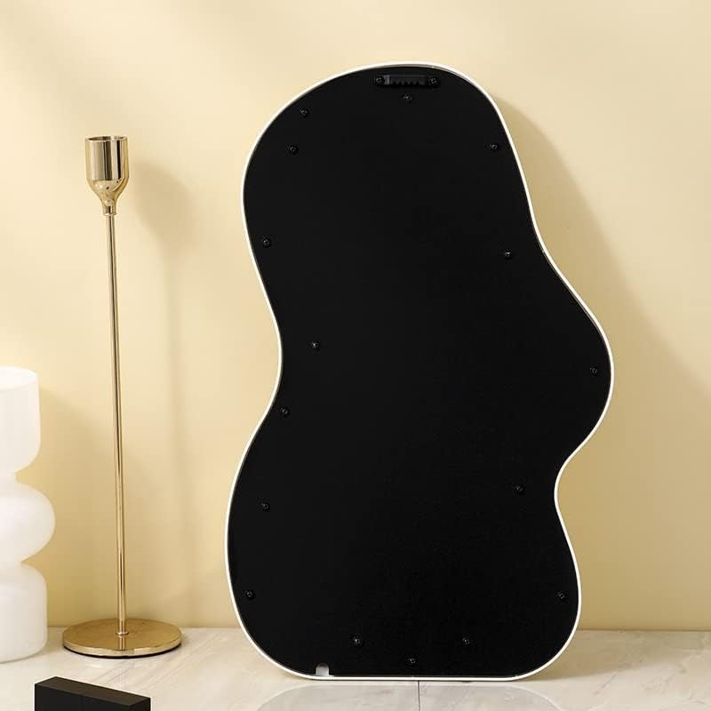 Oglindă asimetrică roz în sufragerie, 40.3x26 cm, detaliu amplasare pe perete accent