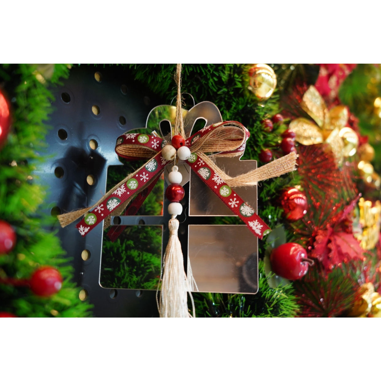 Ornament brad, Flippy, Cadou, Argintiu, Lucios, 14*26CM, Acril, Interior/ Exterior - vivimall.ro