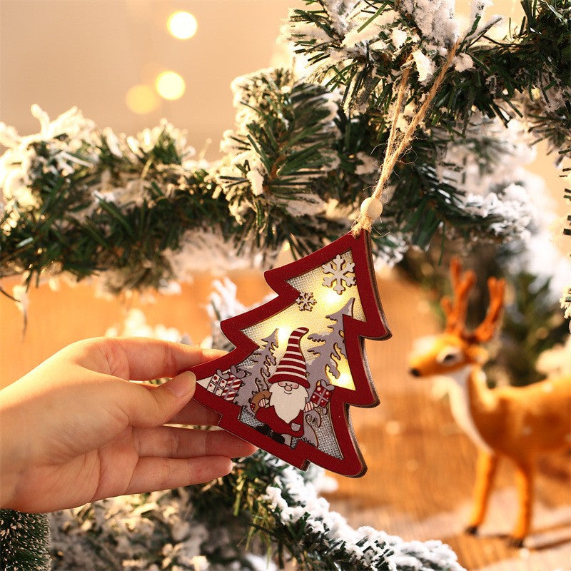 Ornament brad lemn cu buton ON/OFF vizibil, baterie CR2032, șnur agățare 8 cm