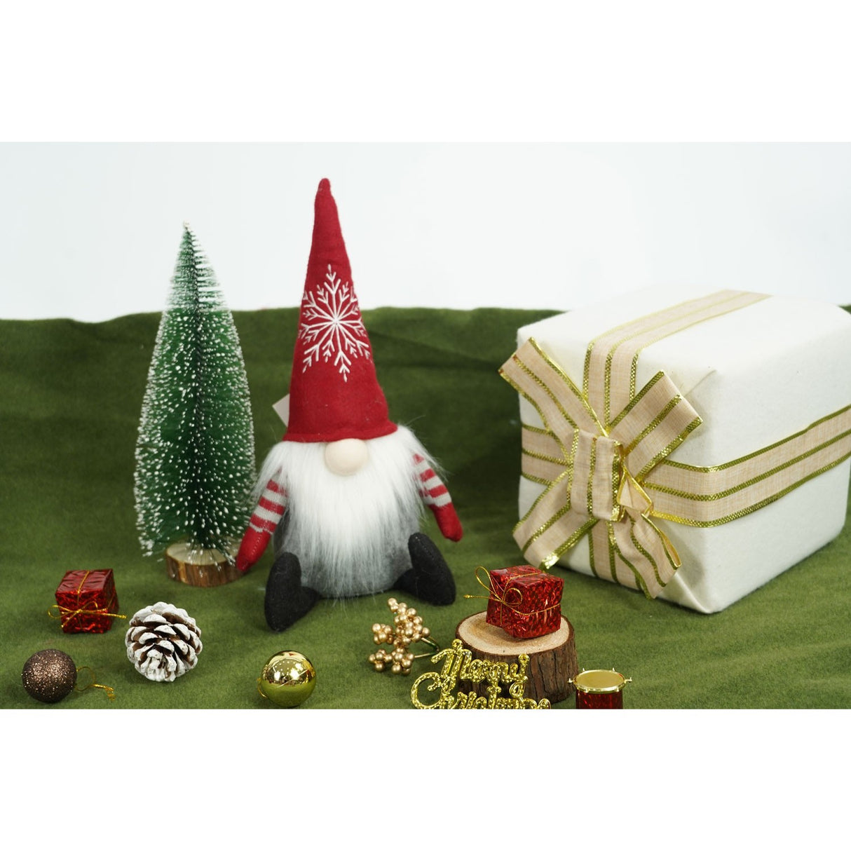 Ornament de Craciun spiridus cu palarie rosie, Flippy, rosu/gri, textil, 31 cm - vivimall.ro