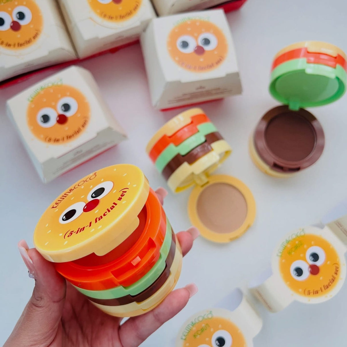 Aplicare blush din paleta Kevin&Coco Burger pe ten, efect natural și proaspăt, lifestyle