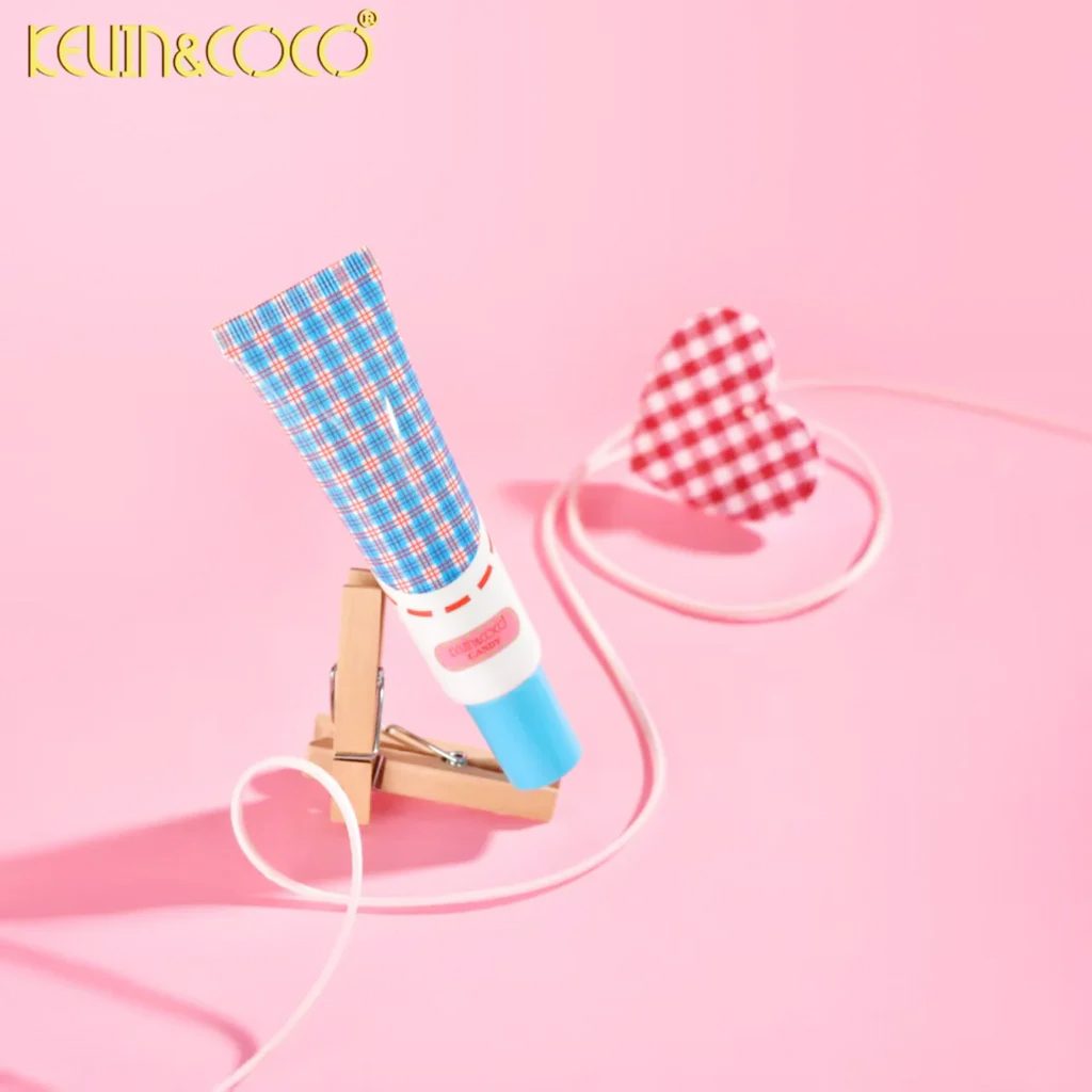 Primer Kevin & Coco Carol aliniat cu accesorii machiaj, potrivit pentru toate tipurile de ten
