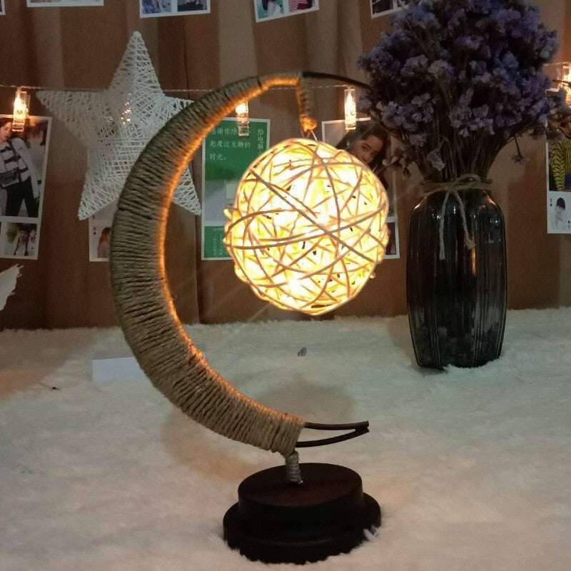 Lampa veghe Vivimall, semi-luna cu glob din rattan, led, 28x15 cm, alb cald - vivimall.ro