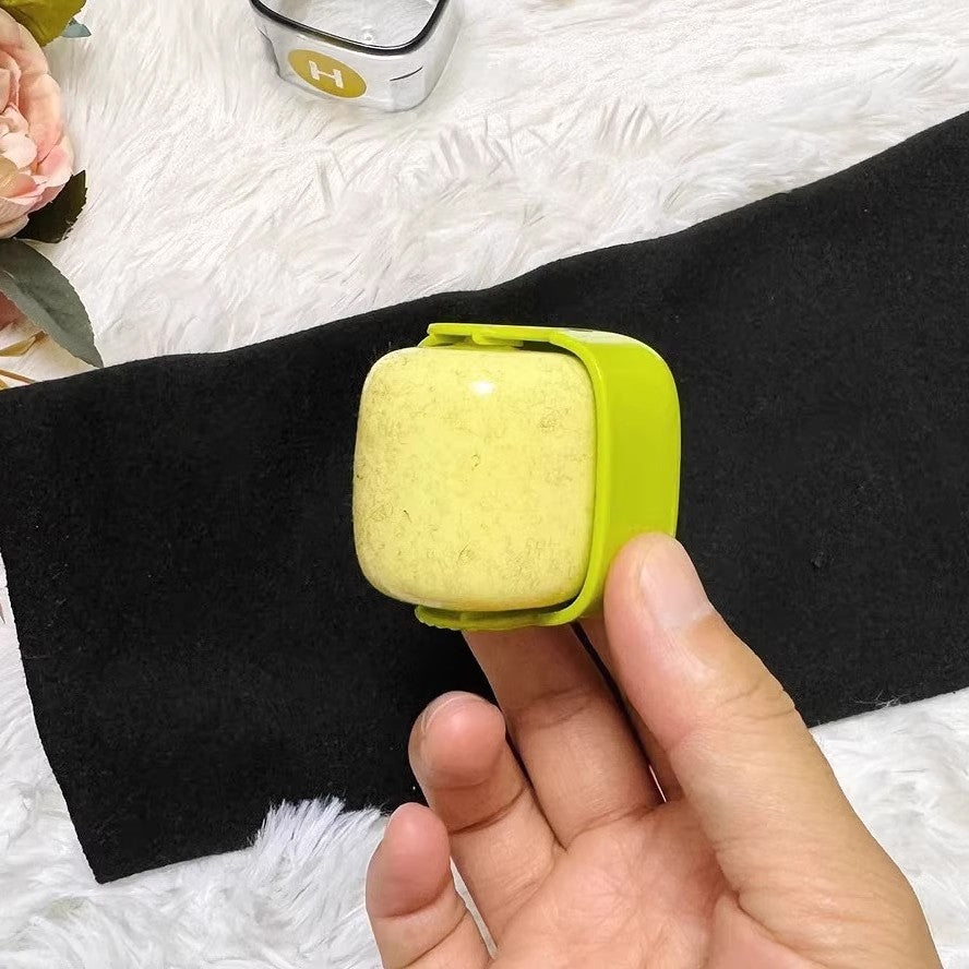 Rolă pentru scame plastic lavabilă verde matcha, demonstrație utilizare pe textilă închisă la culoare