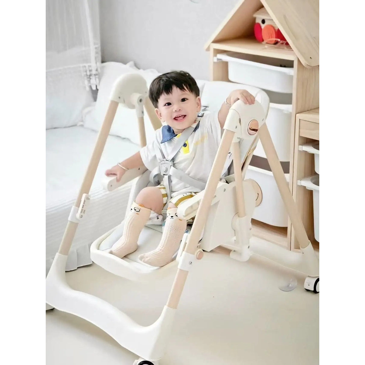 Scaun de Masa 2in1, Flippy, pentru Copii 6 luni - 4 Ani, Pliabil, cu Roti, Balansoar, Leagan, Reglabil, Tava de Masa Dubla, Centura in 5 Puncte, 96 x 56 x 76 cm, Alb