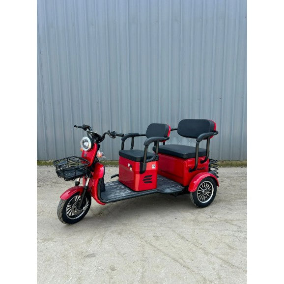 Detaliu scuter electric V6 roșu — sistem iluminare LED și furcă față hidraulică