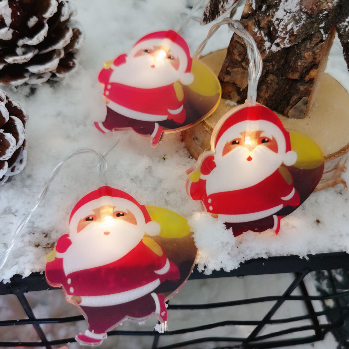 Set 10 Ornamente pentru Instalatie, Vivimall, Atasare la Instalatia de Craciun, Design Festiv, Protectie Becuri Instalatie, Rezistente la Zapada, Interior/ Exterior, Model Mos Craciun cu Sac - vivimall.ro