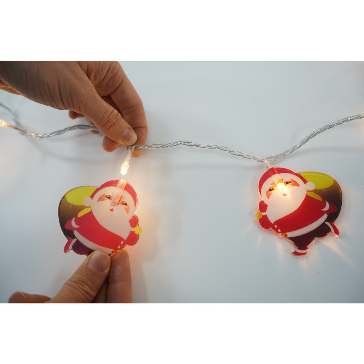 Set 10 Ornamente pentru Instalatie, Vivimall, Atasare la Instalatia de Craciun, Design Festiv, Protectie Becuri Instalatie, Rezistente la Zapada, Interior/ Exterior, Model Mos Craciun cu Sac - vivimall.ro