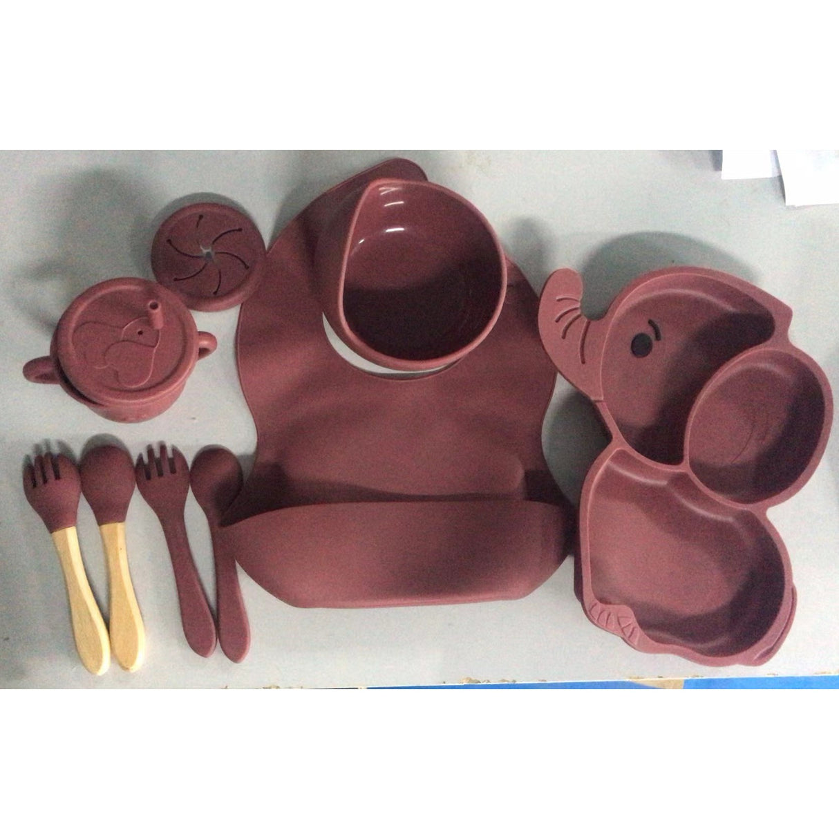 Set 10 Piese Servire Masa. Flippy, pentru Bebelusi si Copii, din Silicon/Lemn, cu Ventuze Anti-alunecare, fara Alergeni. +6 Luni, Model Elefant, Maro