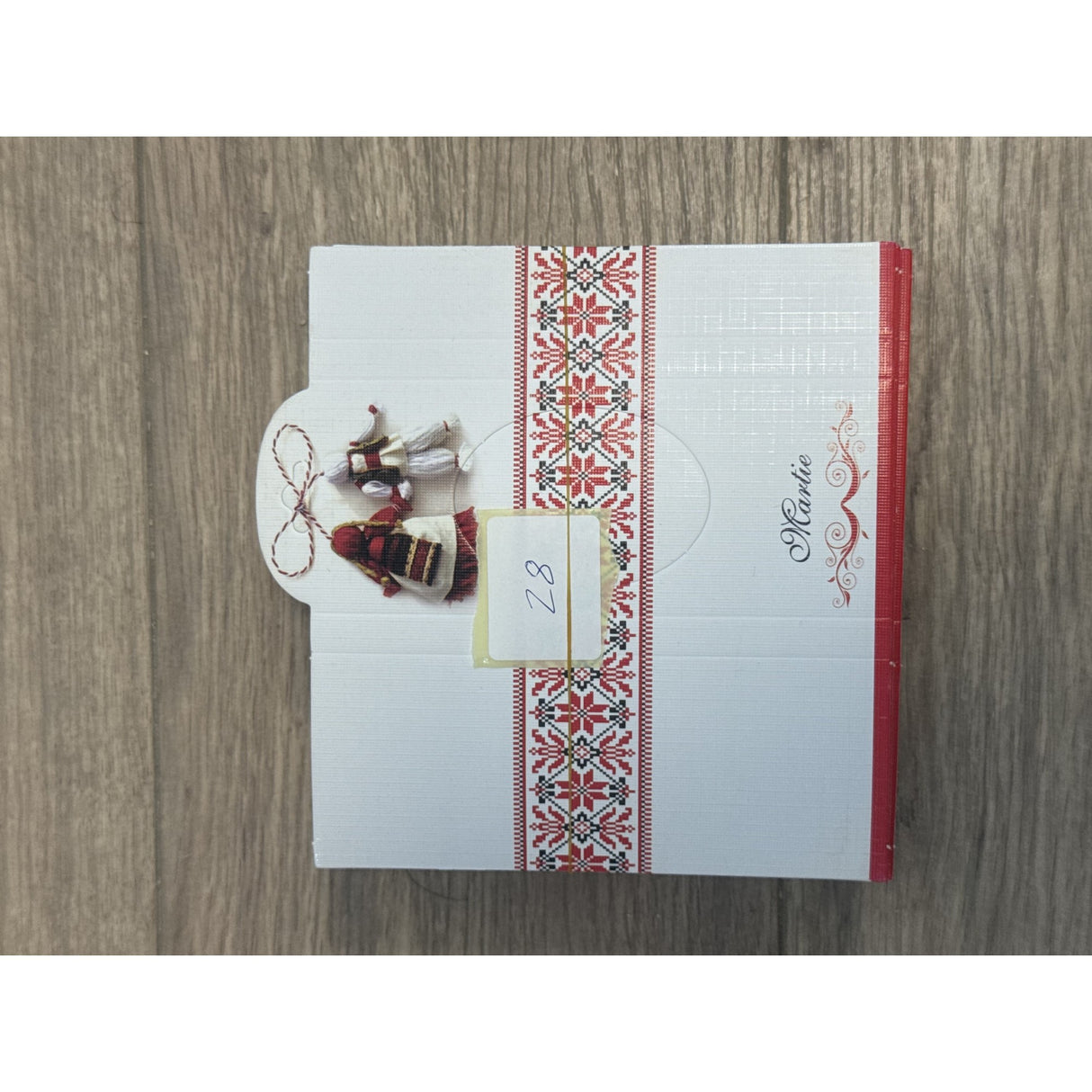 Set 100 Bucati Ambalaje de Carton pentru Martisoare, Vivimall, Cutii Brosa, Model cu Motive Populare, Alb-Rosu - vivimall.ro