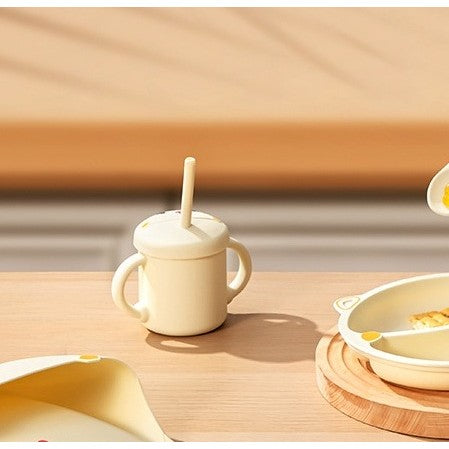 Set 2 Piese Hranire Bebelusi si Copii, Flippy, Cana cu Capac si Pai, din Silicon, fara BPA, de la 12 Luni, Model Pisicuta, 12 x 9.5 x 11 cm, Bej