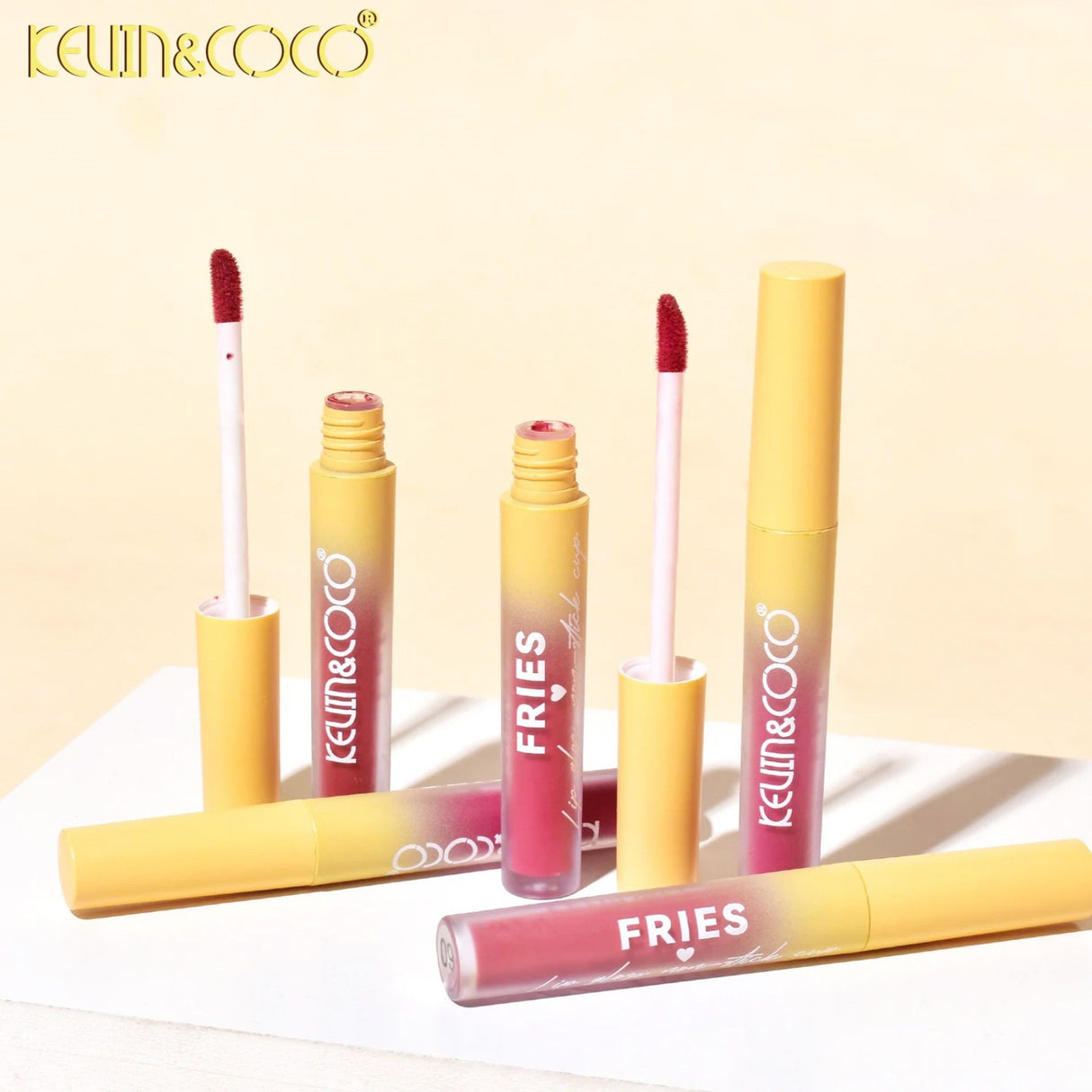 Set cadou lip gloss Kevin&Coco Fries Baby Multicolor, prezentare lifestyle, 4 nuanțe
