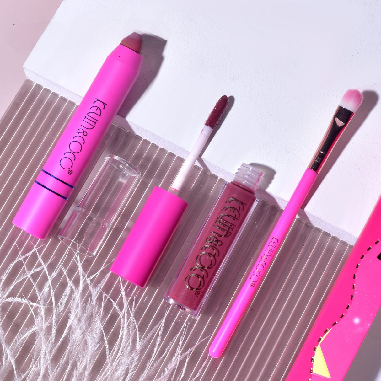 Set 4 Produse de Machiaj, KEVIN & COCO, Green Cool Girl, 18 culori, 20.5 x 18.2 x 2.2 cm - vivimall.ro