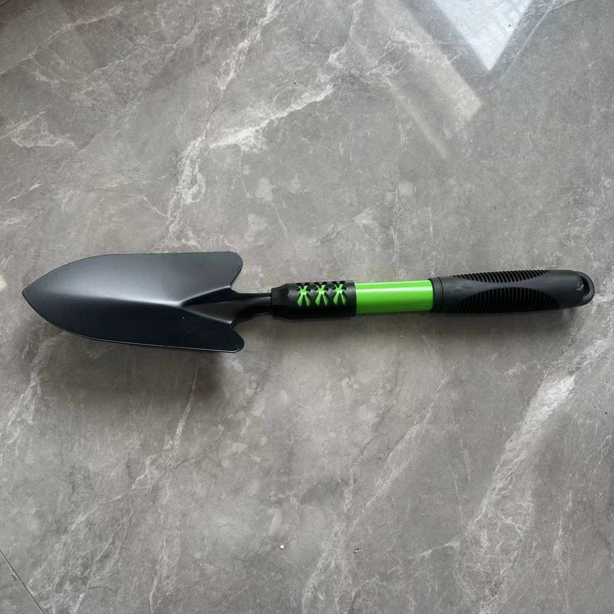 Set 4 Unelte de Gradina Vivimall, pentru Plantare, Prelucrare Sol si Ingrijire Plante, Material PVC Carbon, Grebla, Sapaliga cu Cap Dublu, Lopata Mica, Lopata Lata, 43 x 11 cm, Negru/Verde - vivimall.ro