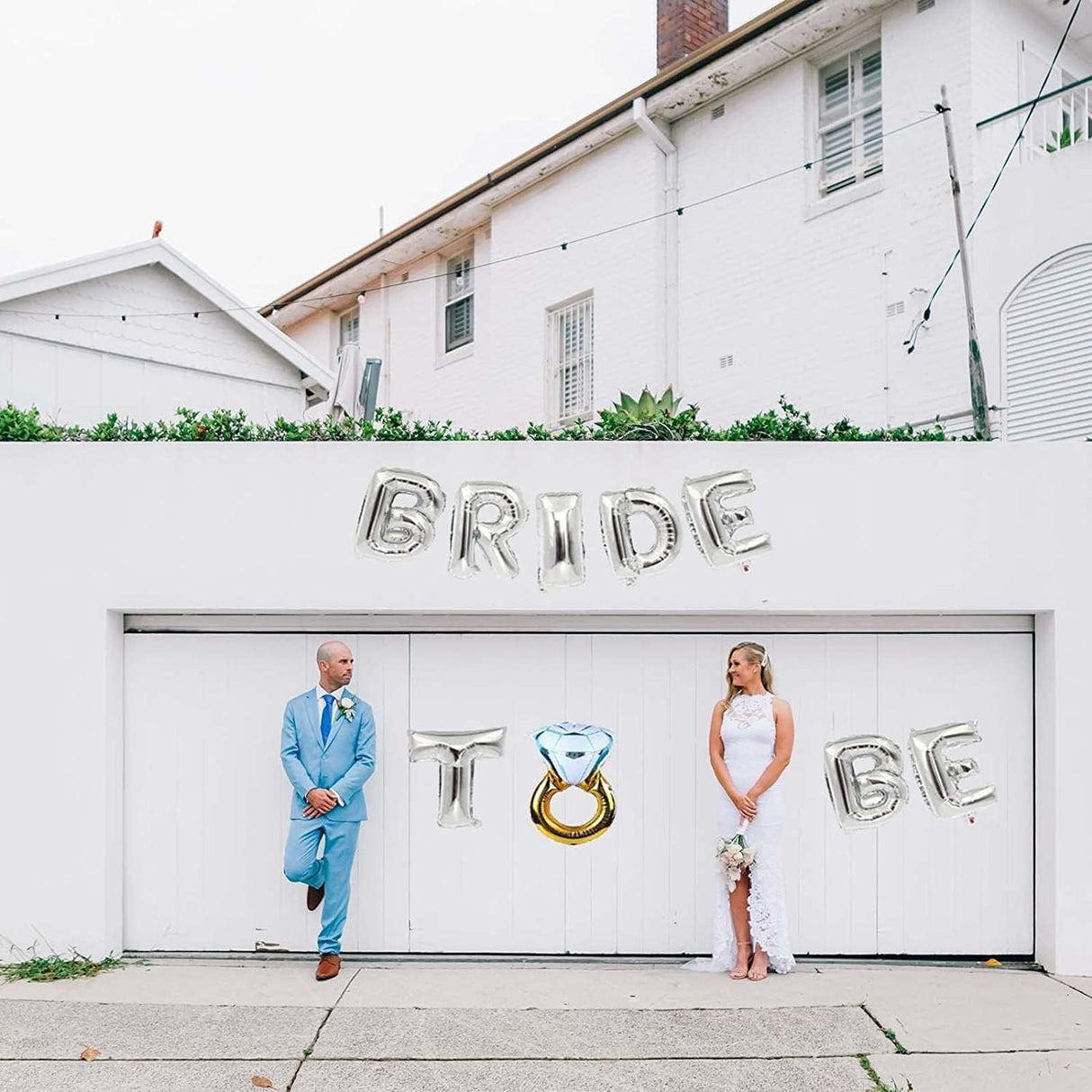 Set Baloane din Folie Metalizata, Flippy, Model Bride to Be cu Inel de Logodna, Litere de 40 cm, Baloane Party, Ambalaj Individual, Pai Inclus, Umflare cu Aer sau Heliu, Argintiu