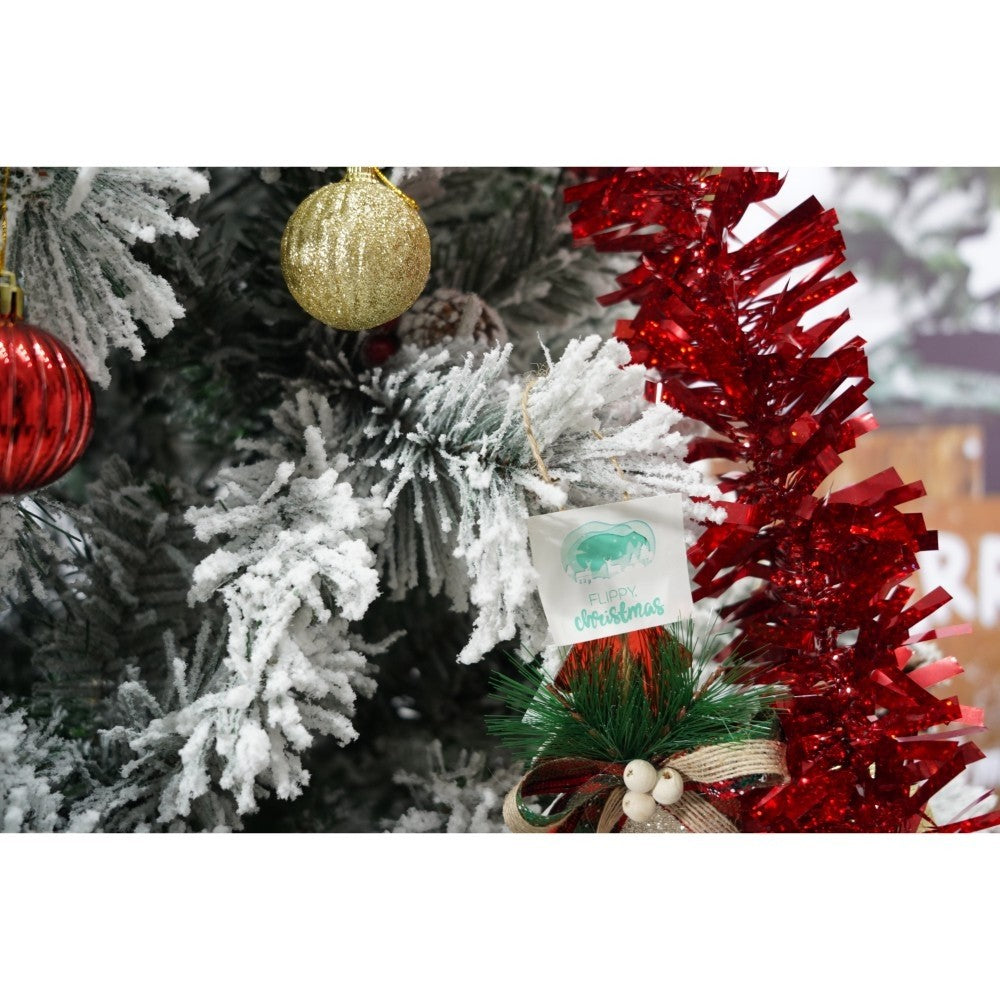 Set brad artificial de Craciun si elemente decorative, nins, decorat cu conuri pin, pentru interior/exterior, inaltime 210 cm, diametru 131 cm, 630 ramuri, Flippy, alb/verde, suport metalic inclus - vivimall.ro