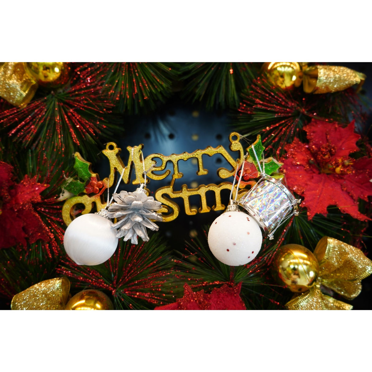 Set de 12 ornamente de brad, Vivimall, de tip Glob, Alb/ Argintiu, din polistiren, cu finisaj sclipitor , cutie 4 cm adancime x 20 cm inaltime x 12 cm lungime) - vivimall.ro