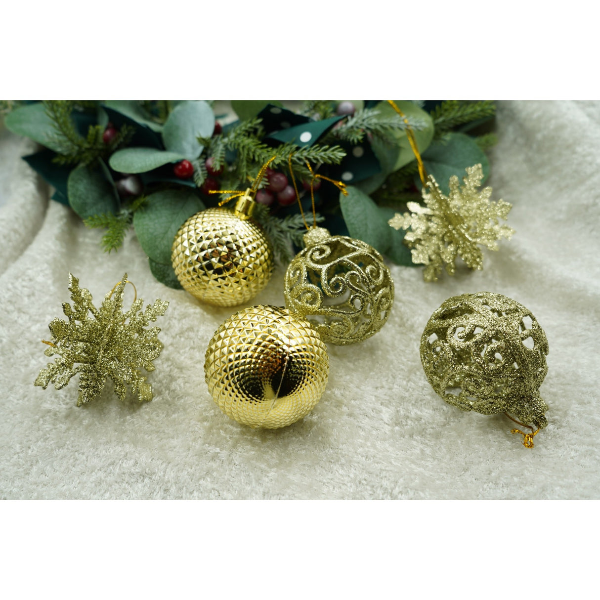 Set de 12 ornamente de brad, Flippy, de tip Glob, Auriu, din plastic, cu finisaj sclipitor , cutie  6  cm adancime x 23  cm lungime x 18  cm inaltime - vivimall.ro