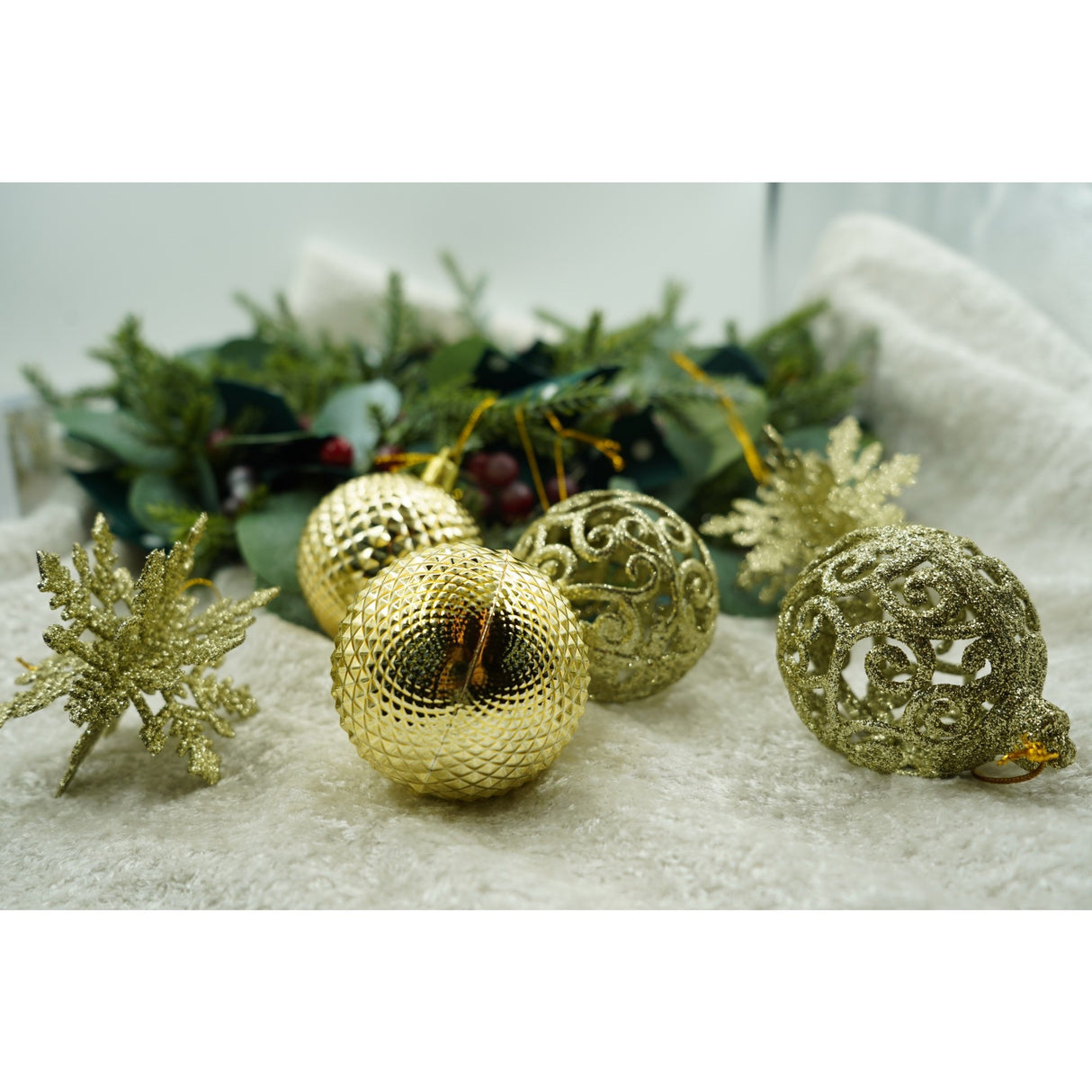 Set de 12 ornamente de brad, Flippy, de tip Glob, Auriu, din plastic, cu finisaj sclipitor , cutie  6  cm adancime x 23  cm lungime x 18  cm inaltime - vivimall.ro