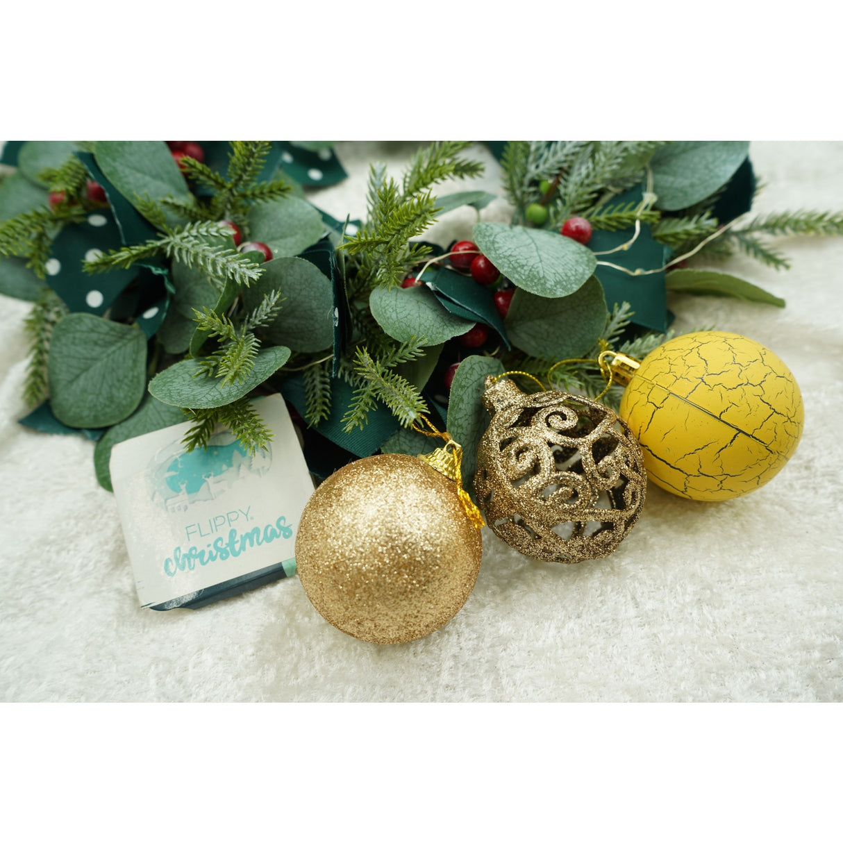 Set de 12 ornamente de brad, Flippy, de tip Glob, Auriu/ Galben, din plastic, cu finisaj sclipitor , cutie  6  cm adancime x 30  cm inaltime x 18  cm lungime) - vivimall.ro