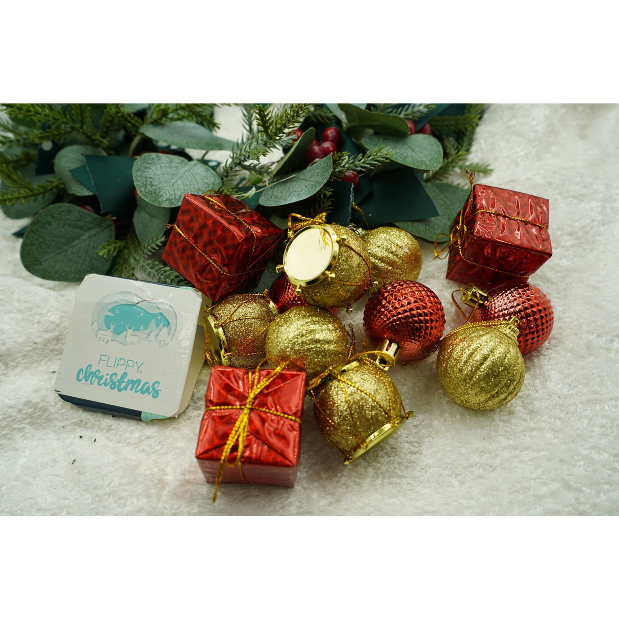 Set de 12 ornamente de brad, Vivimall, de tip Glob, Rosu/ Auriu, din polistiren, cu finisaj sclipitor , cutie 4 cm adancime x 20 cm inaltime x 12 cm lungime) - vivimall.ro