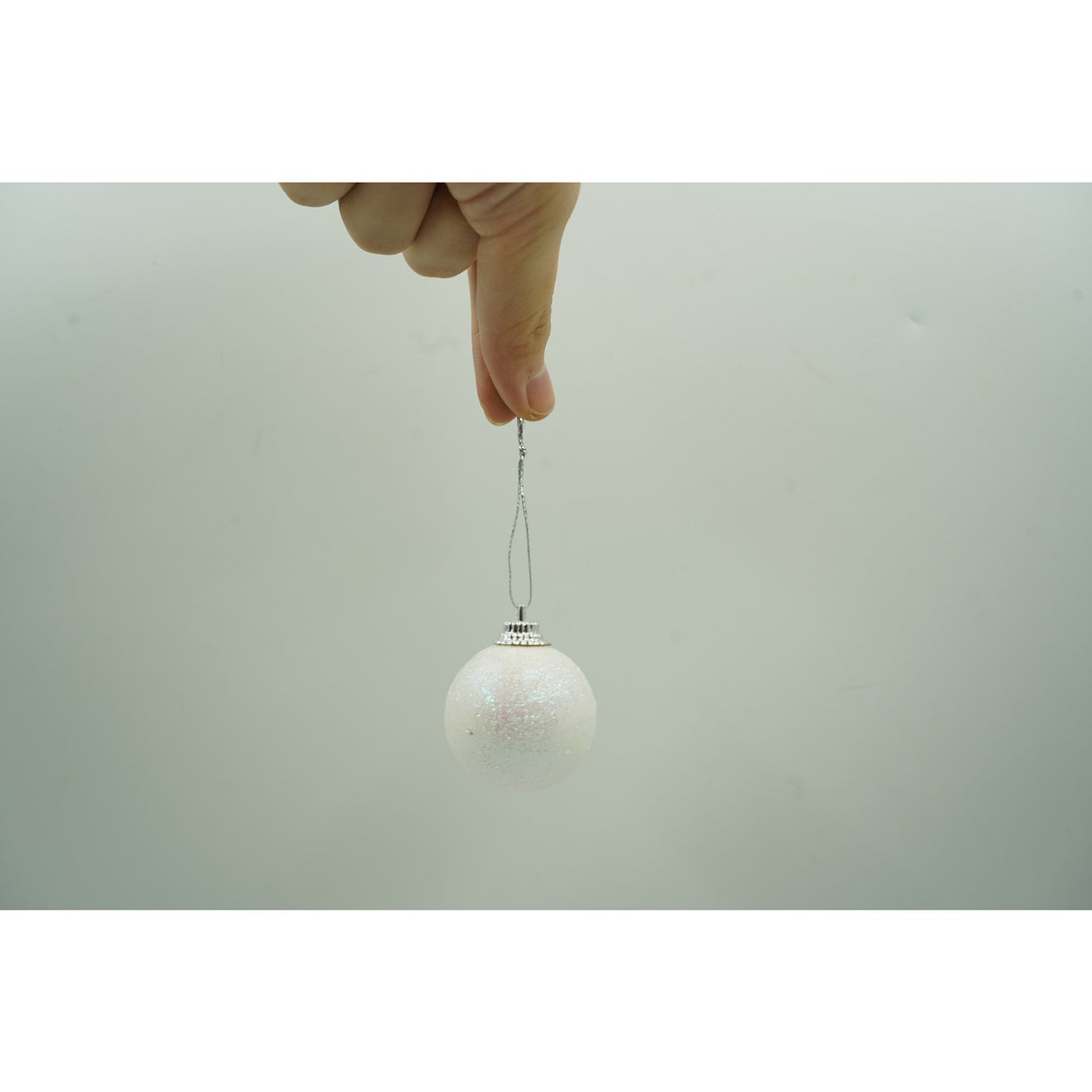 Set de 20 ornamente de brad, Vivimall, de tip Glob, Alb/ Argintiu, din polistiren, cu finisaj sclipitor , cutie 4 cm adancime x 20 cm lungime x 16 cm inaltime - vivimall.ro