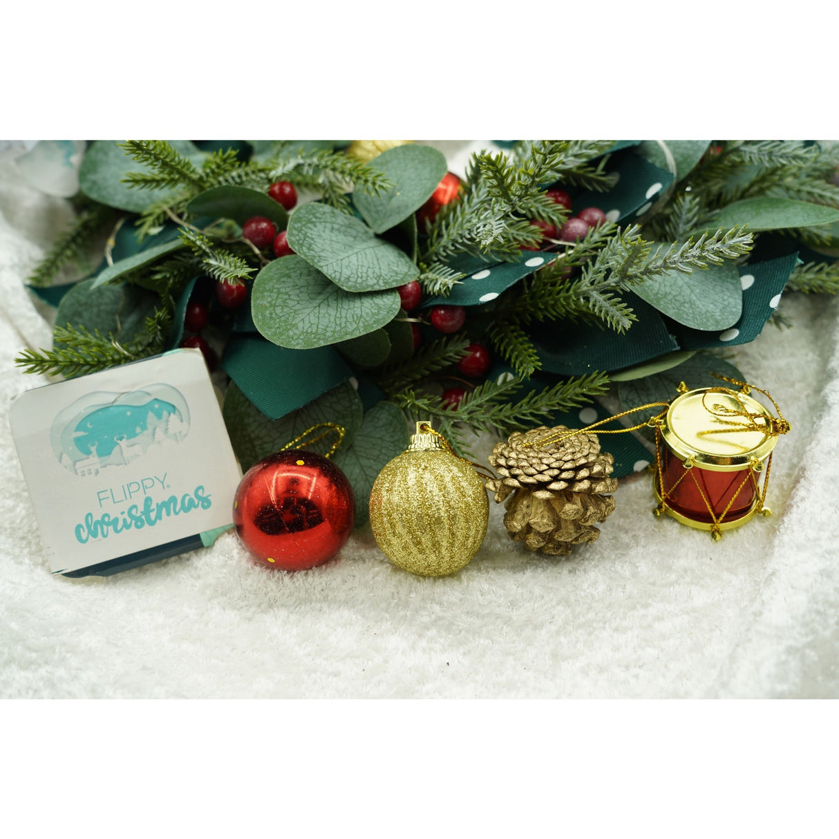 Set de 20 ornamente de brad, Flippy, de tip Glob, Multicolor, din polistiren, cu finisaj sclipitor , cutie  4  cm adancime x 20  cm lungime x 16  cm inaltime - vivimall.ro