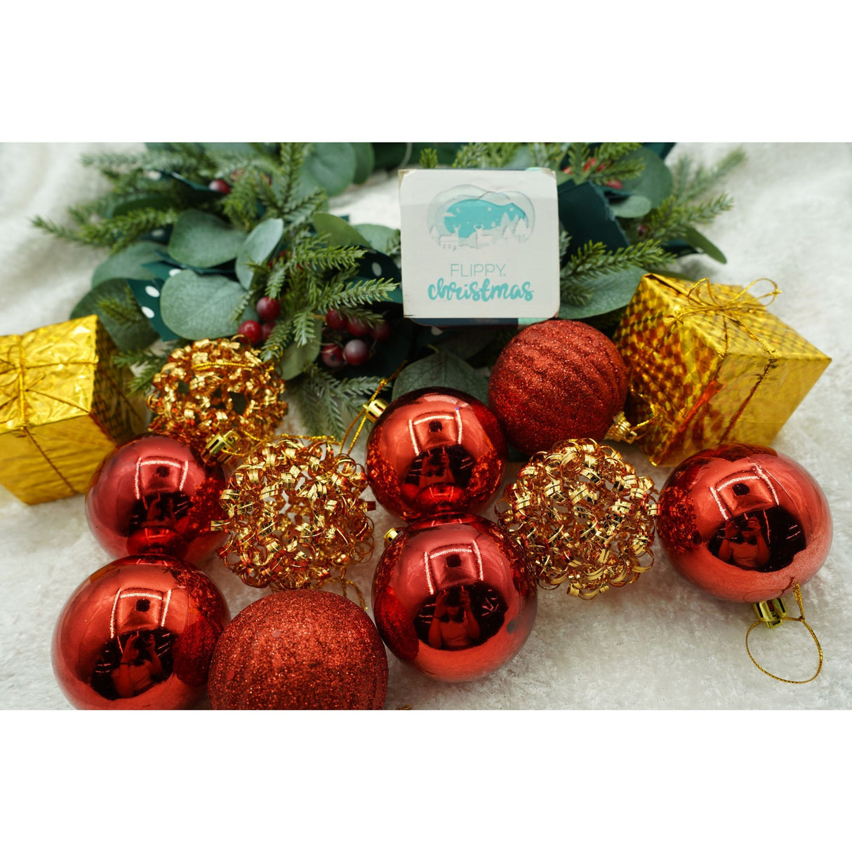 Set de 20 ornamente de brad, Vivimall, de tip Glob, Rosu/ Auriu, din polistiren, cu finisaj sclipitor , cutie 6 cm adancime x 29 cm lungime x 24 cm inaltime - vivimall.ro