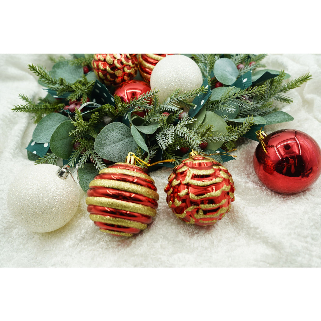 Set de 24 ornamente de brad, Flippy, de tip Glob, Alb/ Rosu, cu ø de 7 cm, din plastic, cu finisaj sclipitor , cutie 16 cm lungime x 36 cm inaltime x 16 cm adancime - vivimall.ro