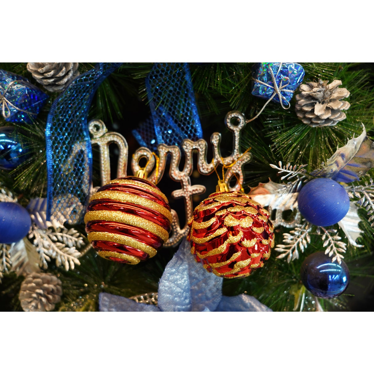 Set de 24 ornamente de brad, Flippy, de tip Glob, Alb/ Rosu, cu ø de 7 cm, din plastic, cu finisaj sclipitor , cutie 16 cm lungime x 36 cm inaltime x 16 cm adancime - vivimall.ro