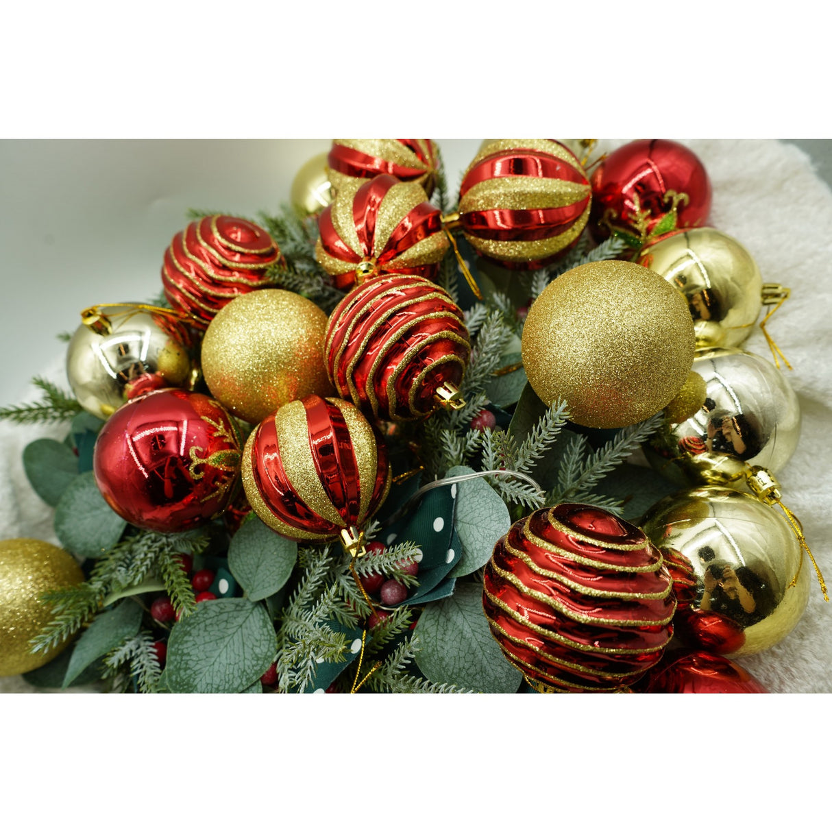 Set de 24 ornamente de brad, Flippy, de tip Glob, Rosu/ Auriu, cu ø de 7 cm, din plastic, cu finisaj sclipitor , cutie 16 cm lungime x 36 cm inaltime x 16 cm adancime - vivimall.ro