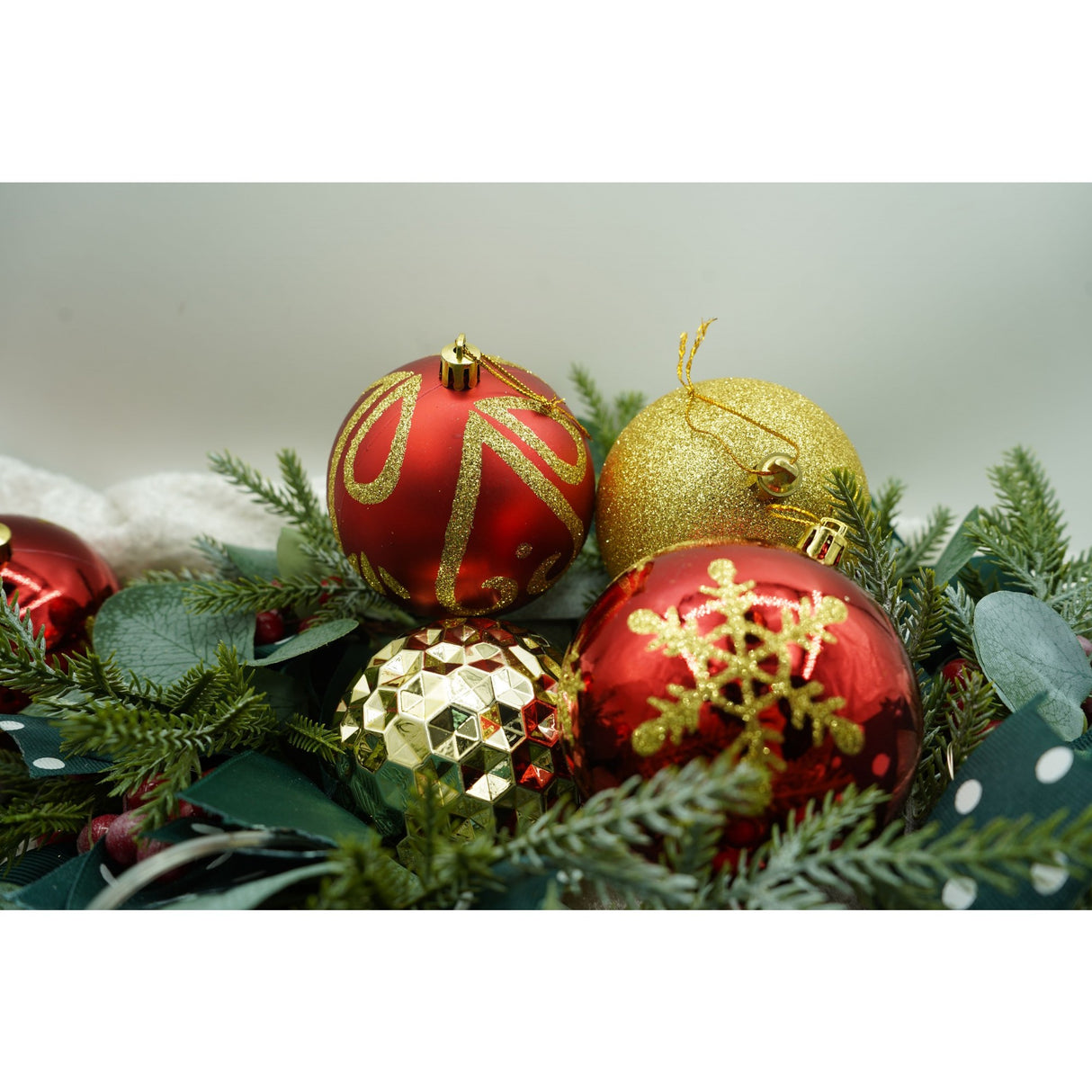 Set de 24 ornamente de brad, Flippy, de tip Glob, Rosu/ Auriu, cu ø de 8 cm, din plastic, cu finisaj sclipitor , cutie  19  cm lungime x 42  cm inaltime x 19  cm adancime - vivimall.ro