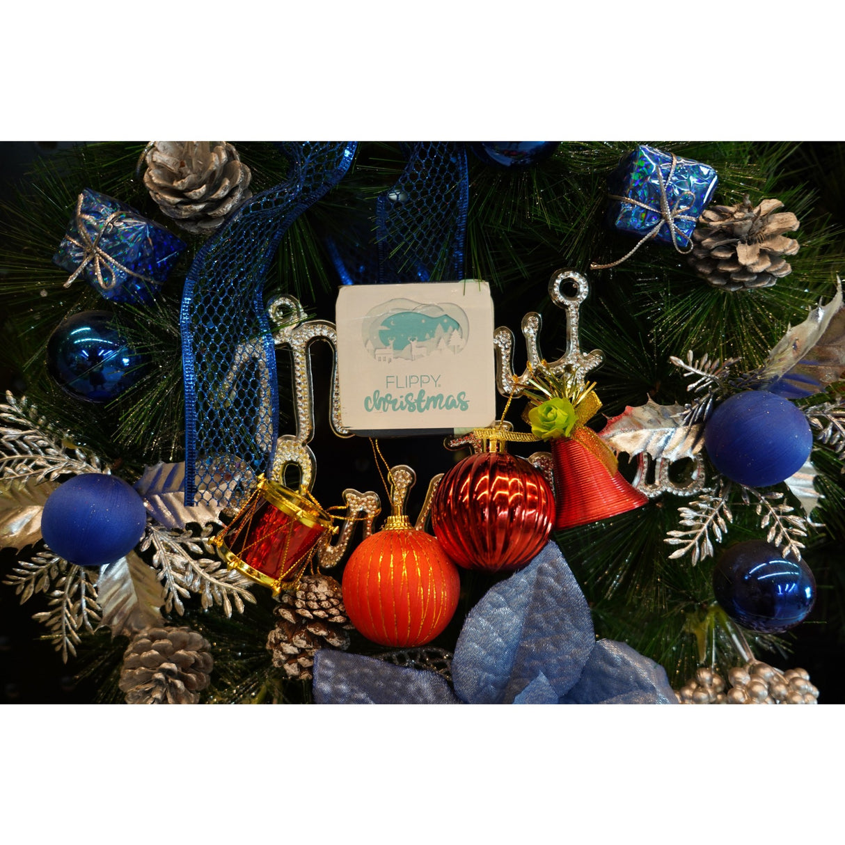 Set de 24 ornamente de brad, Vivimall, de tip Glob, Rosu/ Maro, din polistiren, cu finisaj sclipitor , cutie 5 cm adancime x 29 cm lungime x 19 cm inaltime - vivimall.ro