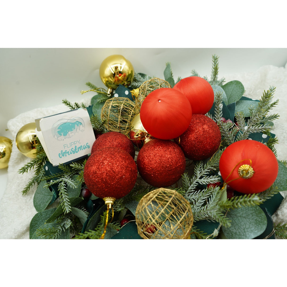 Set de 28 ornamente de brad, Vivimall, de tip Glob, Rosu/ Auriu, din polistiren, cu finisaj sclipitor , cutie 18 cm adancime x 22 cm inaltime x 18 cm lungime) - vivimall.ro