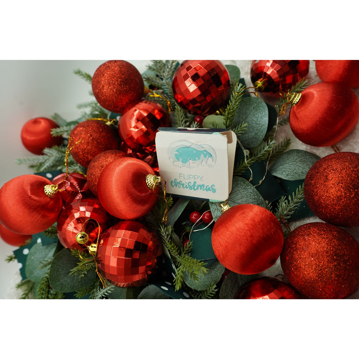 Set de 28 ornamente de brad, Vivimall, de tip Glob, Rosu, din polistiren, cu finisaj sclipitor , cutie 18 cm adancime x 22 cm inaltime x 18 cm lungime) - vivimall.ro